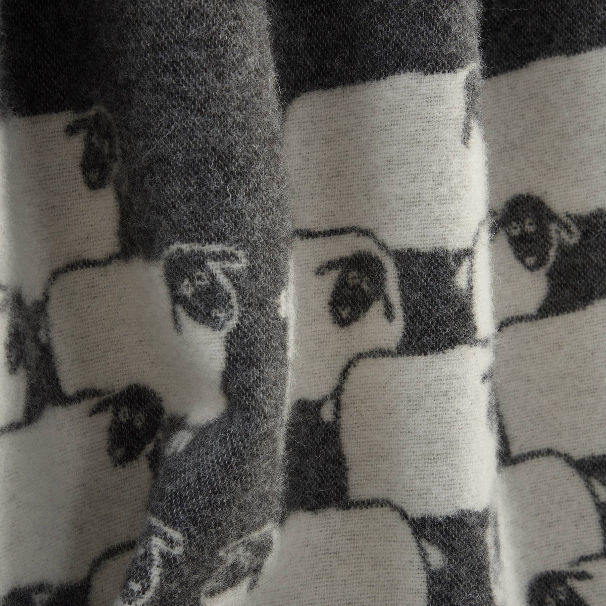 Herd Black Wool Blanket with Sheep Design – 130 x 180 cm
