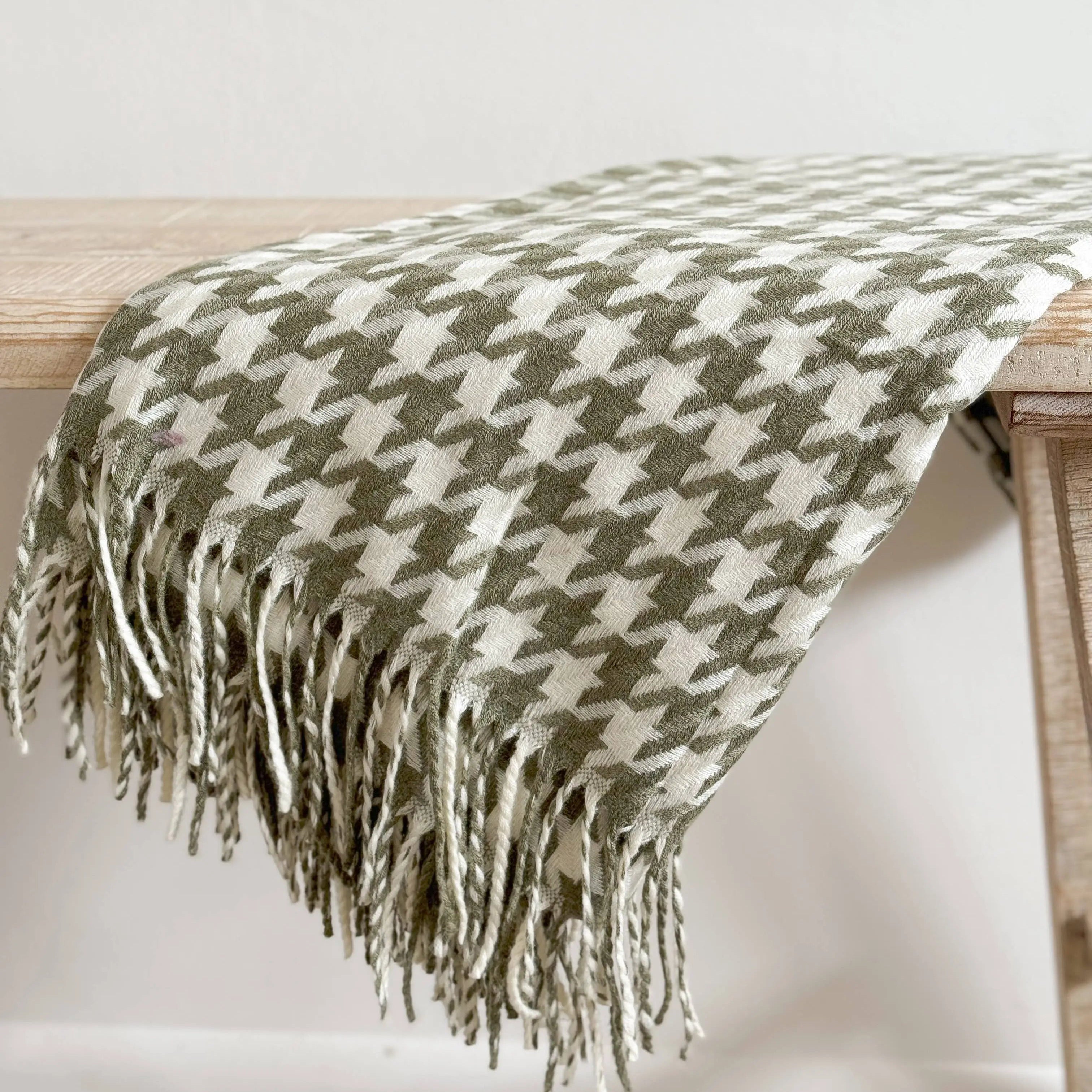 Olive & Cream Throw – 170 × 120 cm