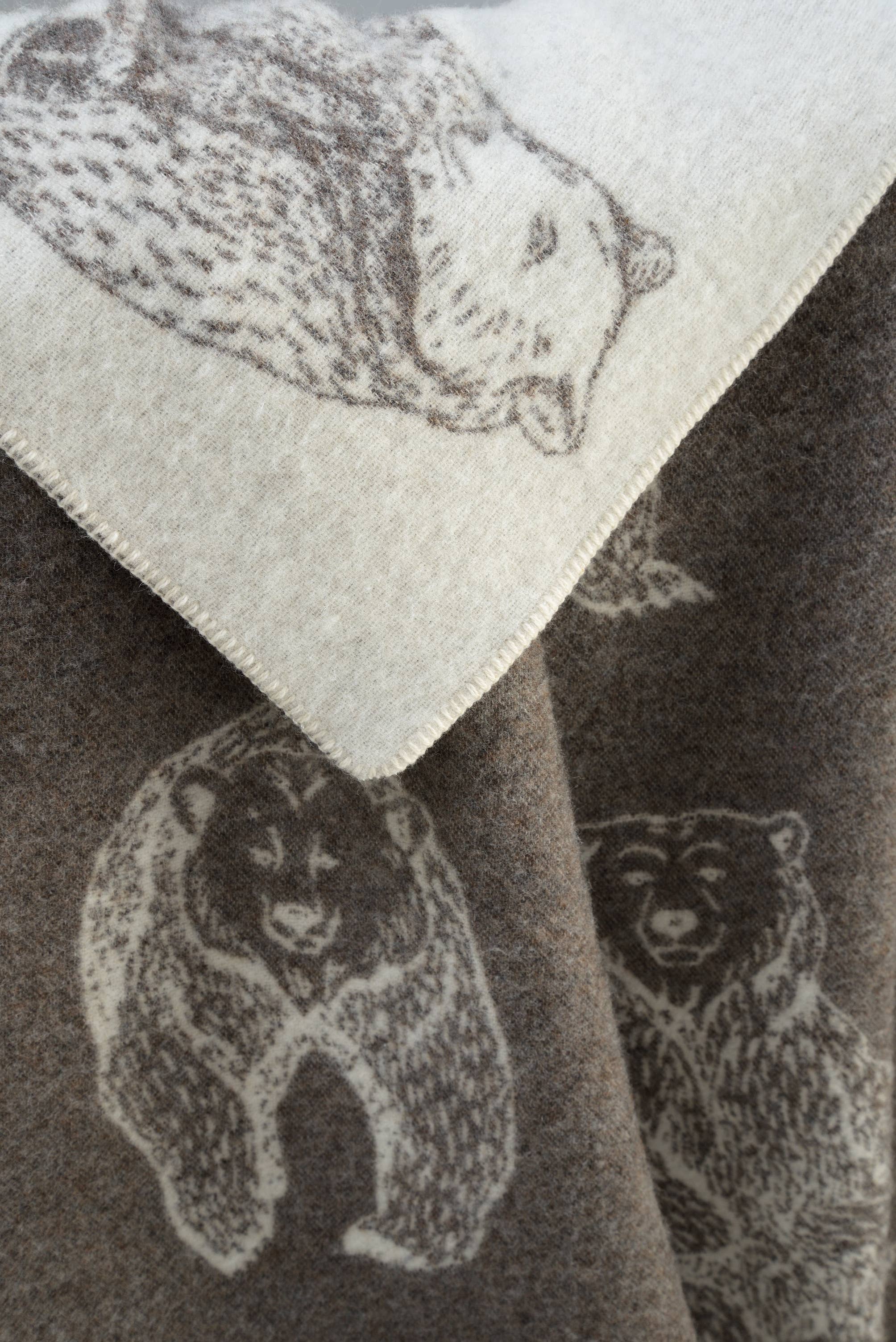 Bear Wool Blanket – Brown & Off-White (130 × 180 cm)