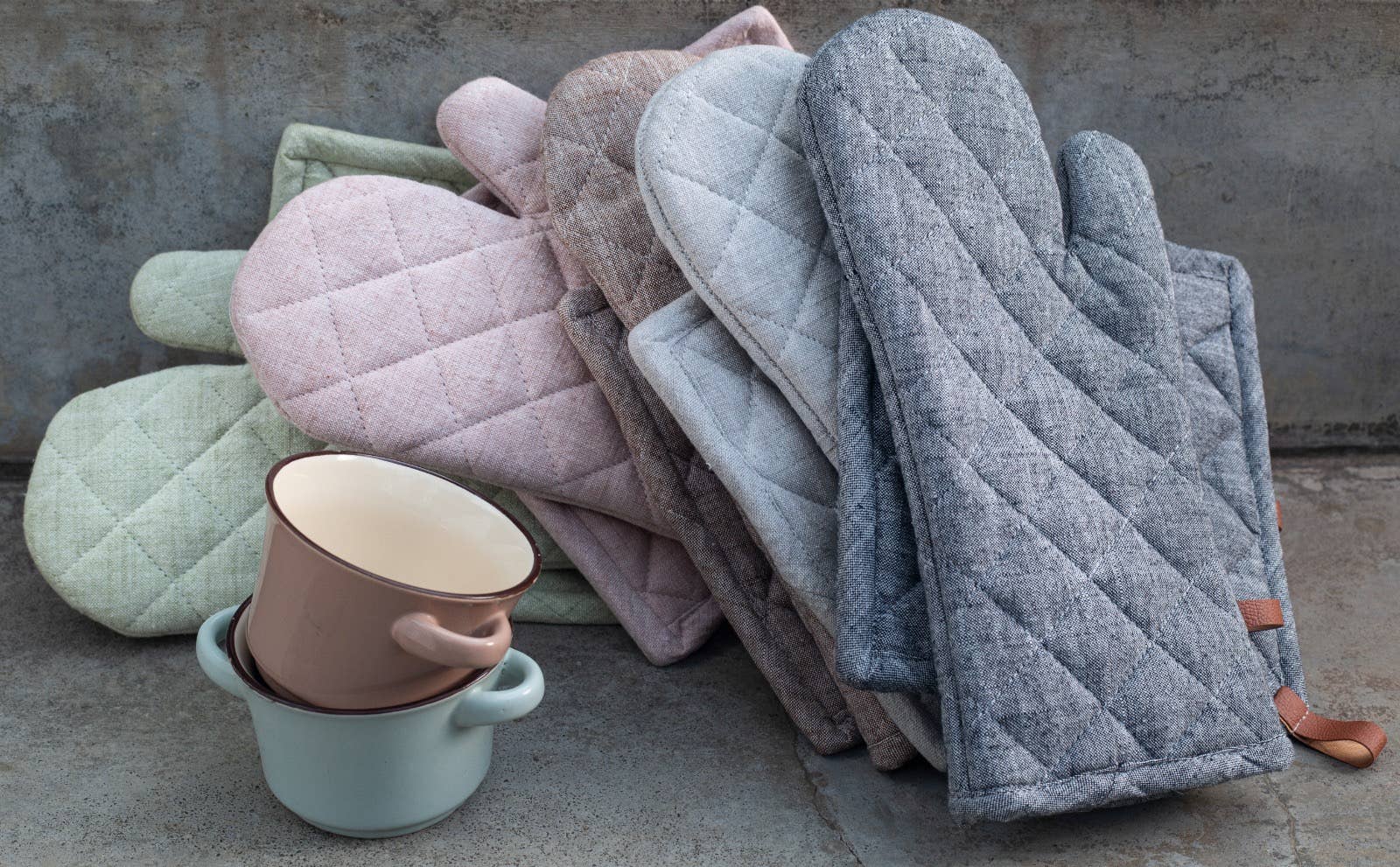 Chambray Oven Mitt & Pot Holder Set – Black Rich Home Linens