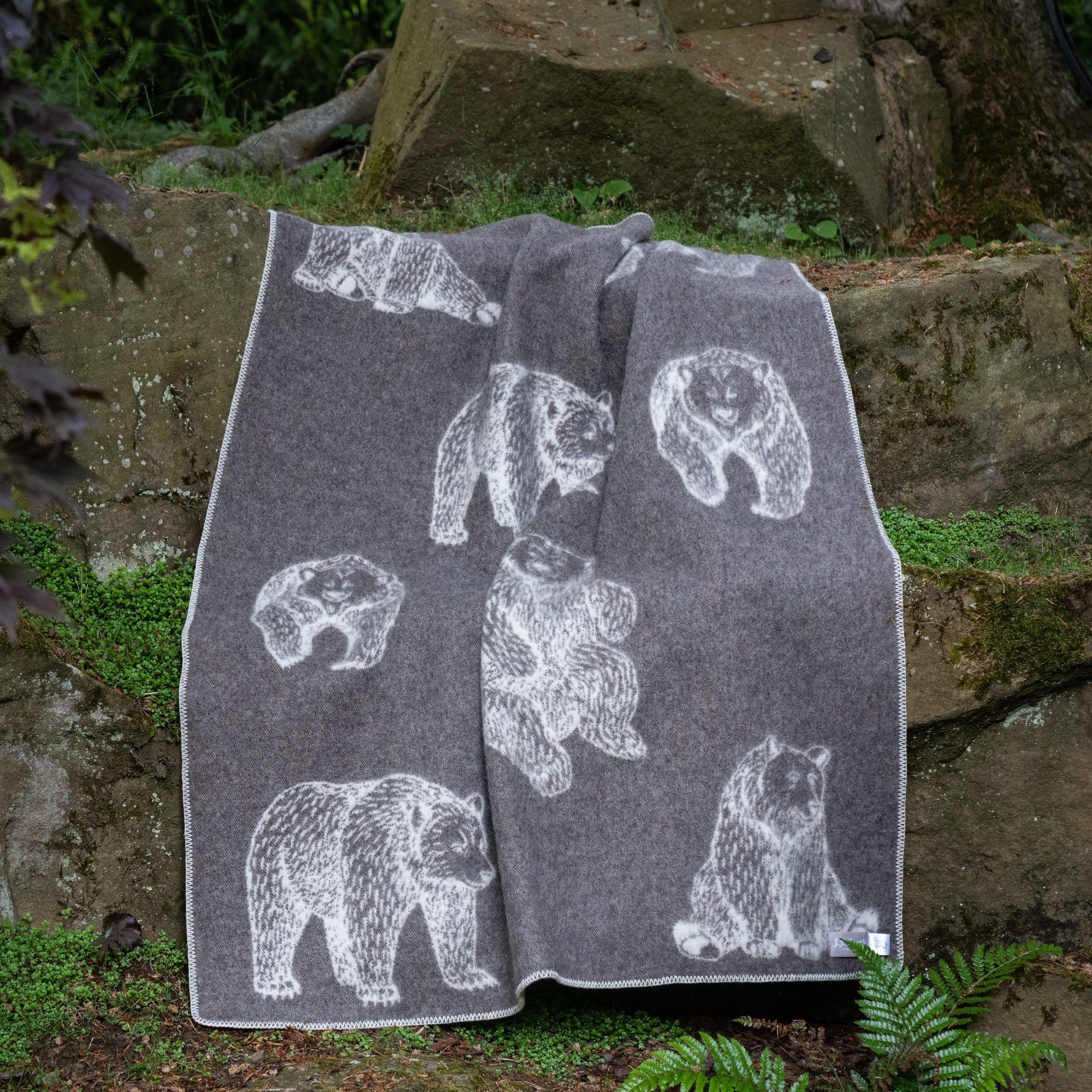 Bear Wool Blanket – Brown & Off-White (130 × 180 cm)