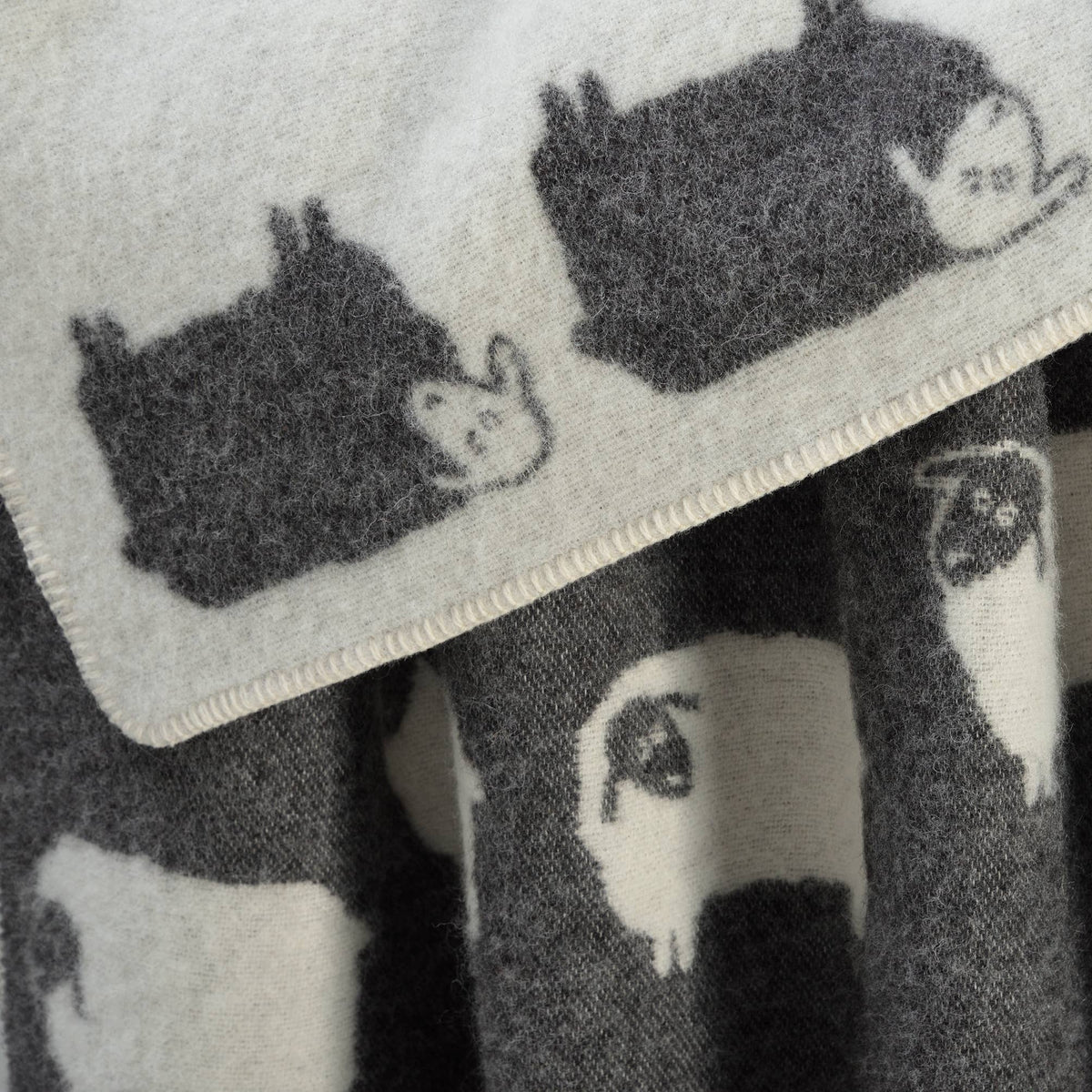 Herd Black Wool Blanket with Sheep Design – 130 x 180 cm