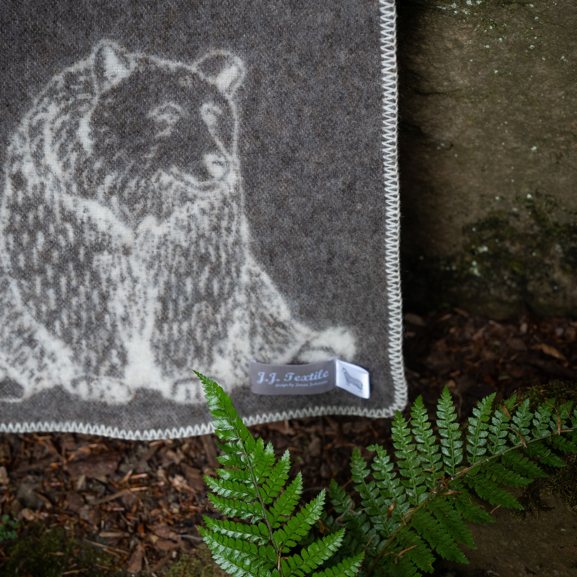 Bear Wool Blanket – Brown & Off-White (130 × 180 cm)