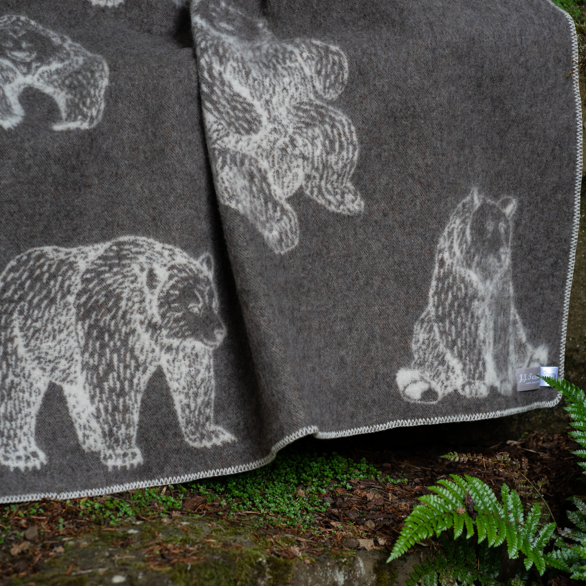 Bear Wool Blanket – Brown & Off-White (130 × 180 cm)