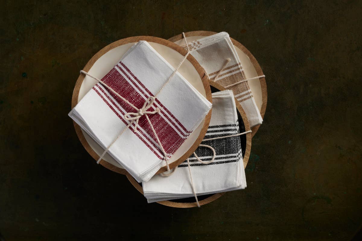 Gift Pack – Wooden Round Tray & Set of Six Tea Coasters: Black Bowl Design Rich Home Linens