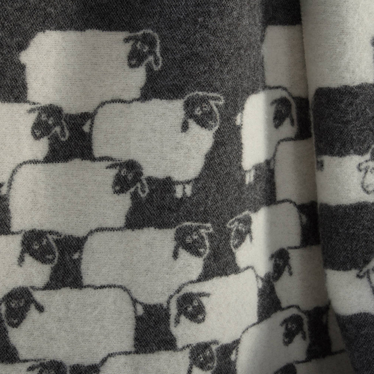 Herd Black Wool Blanket with Sheep Design – 130 x 180 cm